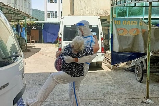 Thượng úy biên phòng bế cụ bà F0 đi cấp cứu: "Má cứ ôm lấy con!"