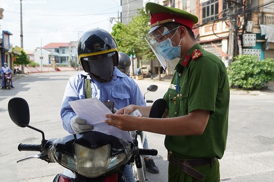 Ảnh: Trình giấy đi đường không hợp lệ, nhiều người Hà Nội phải quay đầu xe
