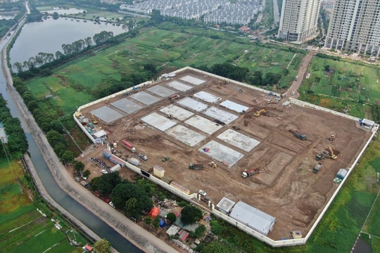 Bệnh viện dã chiến quy mô lớn đang được xây dựng ở Hà Nội