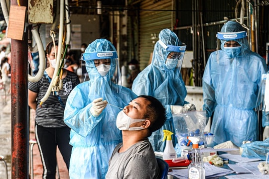Hà Nội: Lấy mẫu xét nghiệm COVID-19 cho hơn 300 tiểu thương chợ Phùng Khoang