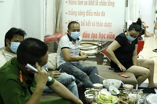 Thiếu tá "dỏm" mặc đồ công an tụ tập ăn nhậu giữa dịch bệnh