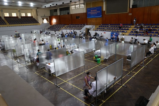 Bên trong điểm tiêm vaccine theo mô hình bệnh viện dã chiến đầu tiên ở Hà Nội