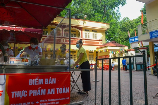Bên trong điểm bán hàng lưu động mở ngay giữa sân trường ở Hà Nội