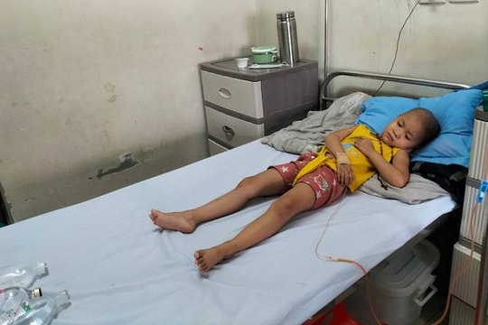 Xót thương bé gái 5 tuổi đau đớn vì bệnh ung thư