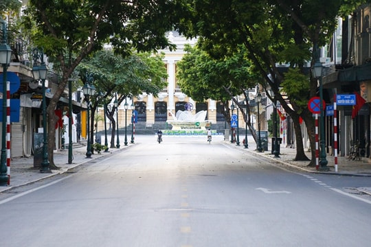 Ảnh: Đường phố Hà Nội vắng vẻ trước khi bước vào đợt giãn cách thứ 2
