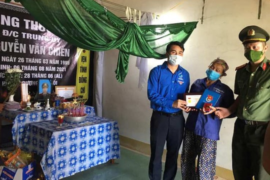 Truy tặng Huy hiệu tuổi trẻ dũng cảm cho trung úy hi sinh khi làm nhiệm vụ trực chốt phòng chống dịch