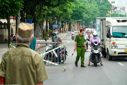 Ngày đầu TP Hà Nội siết chặt kiểm tra giấy đi đường, nhiều chốt ùn nhẹ