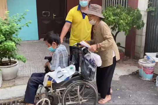 Xúc động trước những món quà hỗ trợ người dân tại xóm chạy thận ngặt nghèo nhất Hà Nội