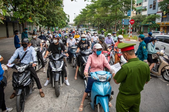 Hà Nội bỏ quy định người dân ra đường phải có lịch trực, lịch làm việc