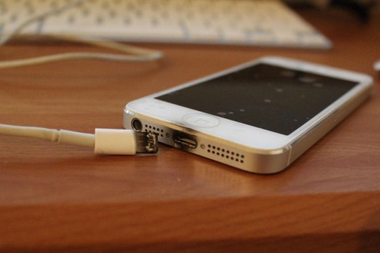 Những cái chết thương tâm vì vừa sạc vừa sử dụng điện thoại