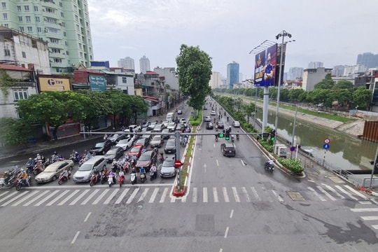 Đường phố Hà Nội nườm nượp như chưa có lệnh cấm