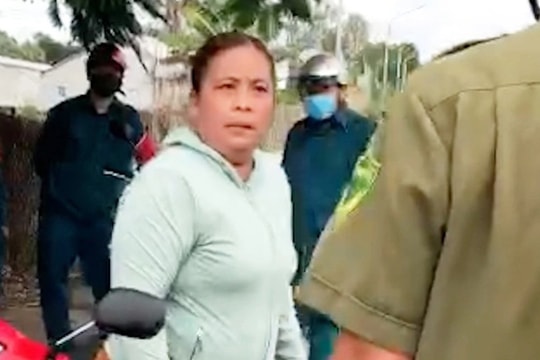 Khởi tố người phụ nữ đánh công an viên vì bênh chồng ra đường không lý do