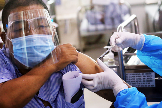 Ảnh: Gần 300 bệnh nhân chạy thận nhân tạo được tiêm vaccine phòng COVID-19 ở Hà Nội