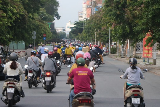 Đang giãn cách xã hội nhưng nhiều tuyến đường ở TP.HCM có lượng xe cộ đông đúc trở lại