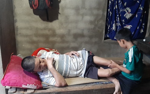 Mẹ bị u não, bố không thể đi lại bình thường, con có nguy cơ nghỉ học giữa chừng khi năm học mới sắp bắt đầu