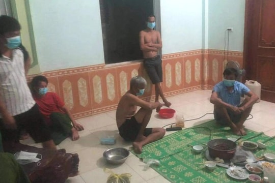 Tụ tập ăn uống trong khu cách ly tập trung, 6 người bị phạt 50 triệu đồng