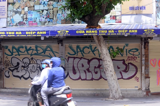 Hà Nội: Cảnh tượng khó tin trên phố Hàng Mã dịp Rằm tháng 7