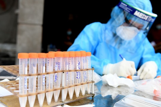 Người phụ nữ mắc COVID-19 sau khi hết cách ly tập trung, Hà Nội có 7 ca mới