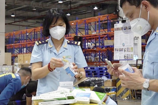 Thu giữ hàng trăm hộp thuốc, thiết bị y tế chống dịch COVID-19 nhập lậu qua đường hàng không