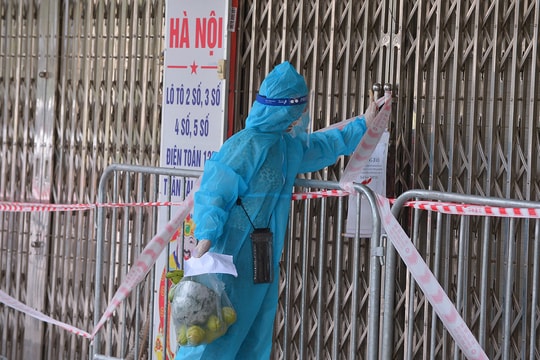 Hà Nội: Gõ cửa từng nhà phát lương thực cho người dân tại ổ dịch nóng Thanh Xuân Trung