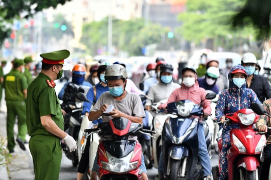Đường phố Hà Nội đông đúc phương tiện sáng 30/8