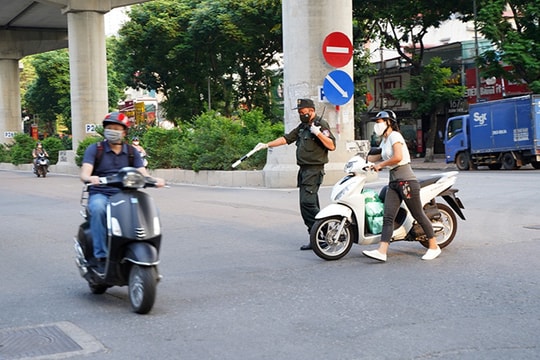 Ảnh: Tổ 'cơ động mạnh' đón lõng, bắt hàng loạt xe quay đầu né chốt ở Hà Nội