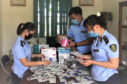 Người phụ nữ bị phạt 10 triệu đồng vì mua 100 bộ kit test nhanh COVID-19 nhập lậu