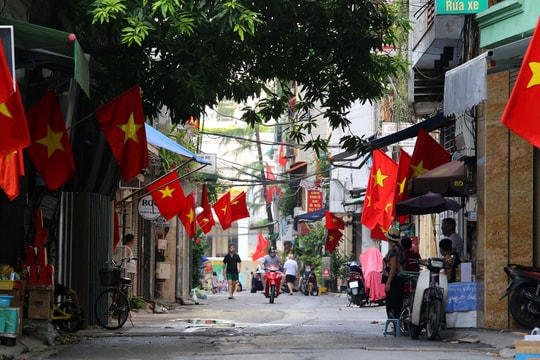 Quốc kỳ đỏ rực dịp kỷ niệm 2/9 trong thời điểm giãn cách xã hội