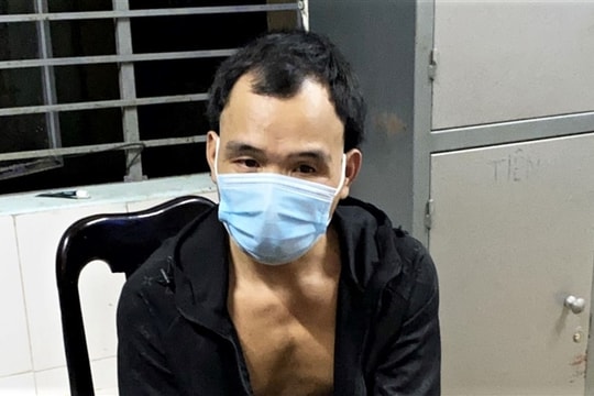 Nam thanh niên ngông cuồng tông chốt kiểm soát rồi lao vào đánh công an