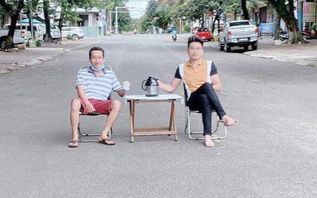 Mang bàn ghế ra ngồi giữa đường, 2 người đàn ông bị phạt 6 triệu đồng