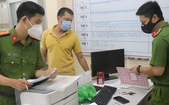 Bắt tạm giam cán bộ phường thu phí người ngoài vào tiêm vaccine