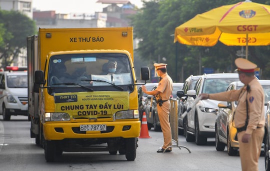 Từ 8/9, Hà Nội xử nghiêm người ra vào "vùng đỏ" không có giấy đi đường mới