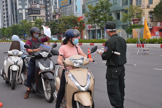 Đa số người dân vẫn qua chốt kiểm soát bằng giấy đi đường cũ