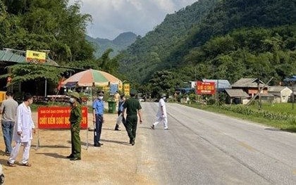 Tài xế xe sang rồ ga thông chốt kiểm soát rồi gây tai nạn