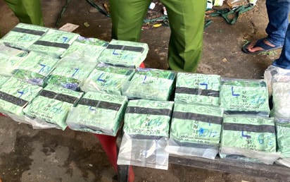 Dùng xe ưu tiên 'luồng xanh' vận chuyển gần 100kg ma túy