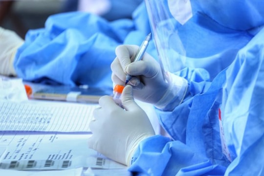 Hai người sau 6 lần xét nghiệm mới dương tính SARS-CoV-2, Hà Nội thêm 32 ca