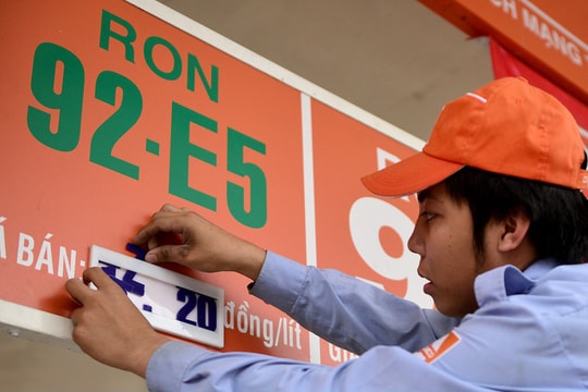 Giá xăng E5 RON 92 vượt 20.000 đồng/lít
