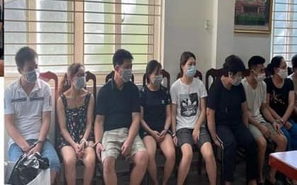 Hà Nội: Bắt 13 đối tượng không đeo khẩu trang, tụ tập đánh bạc