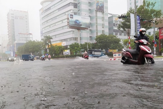 Bão số 5 chưa đổ bộ, đường Đà Nẵng đã thành sông, xe chết máy la liệt
