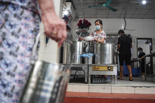 Người dân Hà Nội xách cặp lồng xếp hàng mua phở ở vùng xanh