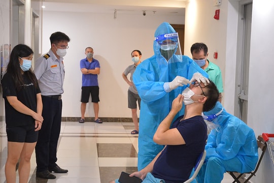 Hà Nội: Đi từng tầng, bấm chuông từng nhà mời người dân lấy mẫu xét nghiệm COVID-19