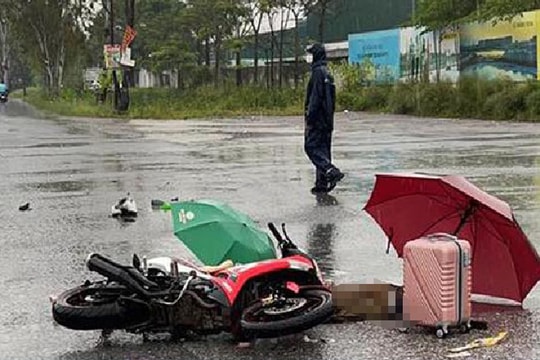 2 người đi đường ở Hà Nội bị sét đánh tử vong