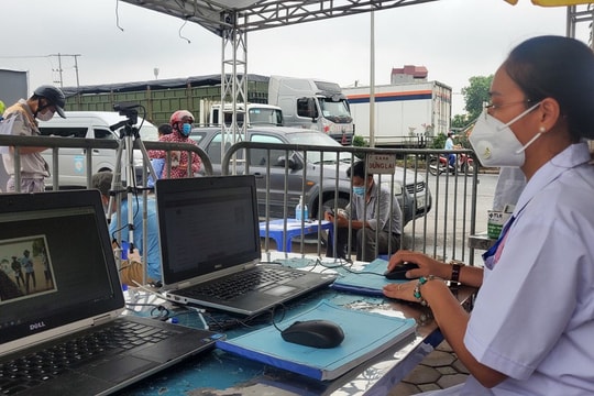 Cận cảnh việc quét mã QR qua các chốt kiểm dịch COVID-19 của Hà Nội