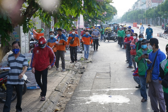 Toàn cảnh COVID-19 chiều 20/9: Shipper ở TP. HCM xếp hàng nhiều giờ đồng hồ chưa tới lượt xét nghiệm COVID-19