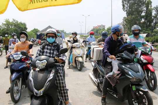 Ảnh: Người ngoại tỉnh đổ về Thủ đô sau lệnh nới lỏng giãn cách