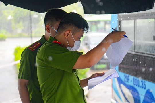 Hà Nội: Công an đội mưa đón 100 công dân ở Thanh Xuân Trung cách ly trở về