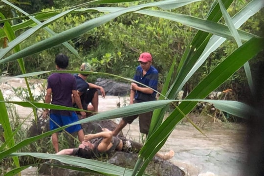 Chở con đi thăm người thân về, 3 cha con bị nước cuốn trôi