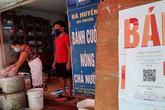 Hàng quán Hà Nội thực hiện việc quét QR Code khi giao dịch