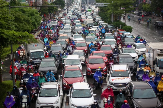 Dòng xe ùn dài từ đường trên cao xuống mặt đất ở Hà Nội