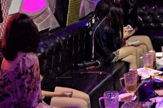 Chủ quán và 24 khách hát karaoke bị đề xuất phạt hơn 70 triệu